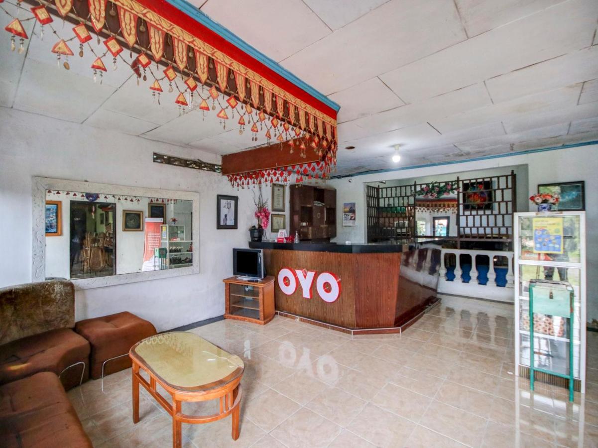 Oyo 2322 Dien Karona Hotel Berastagi Exteriör bild