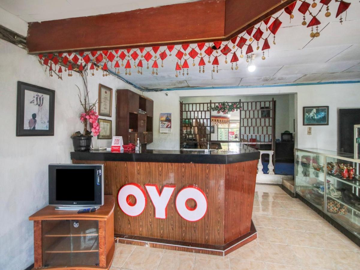 Oyo 2322 Dien Karona Hotel Berastagi Exteriör bild