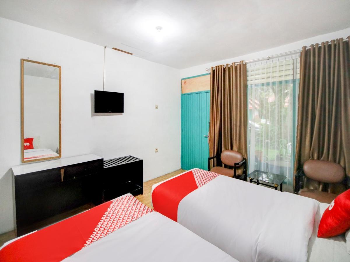 Oyo 2322 Dien Karona Hotel Berastagi Exteriör bild