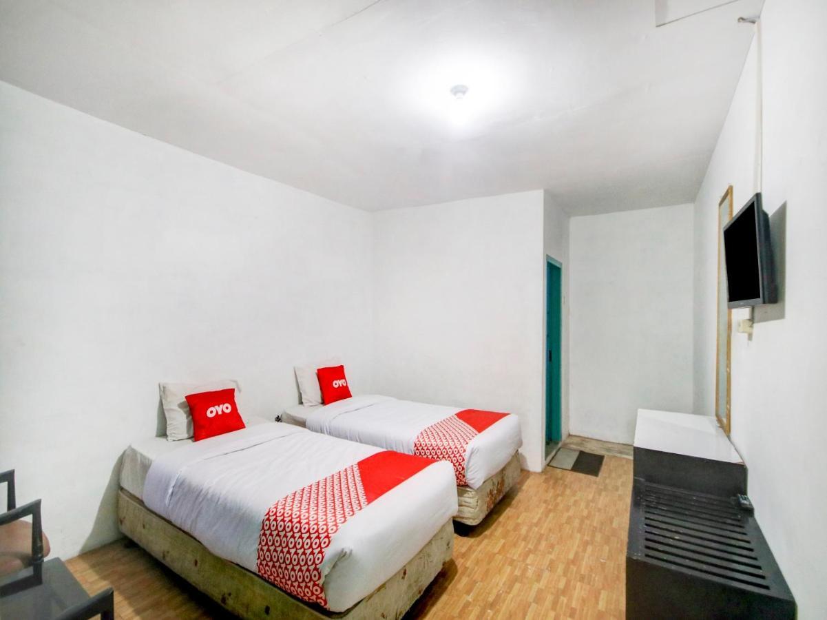 Oyo 2322 Dien Karona Hotel Berastagi Exteriör bild