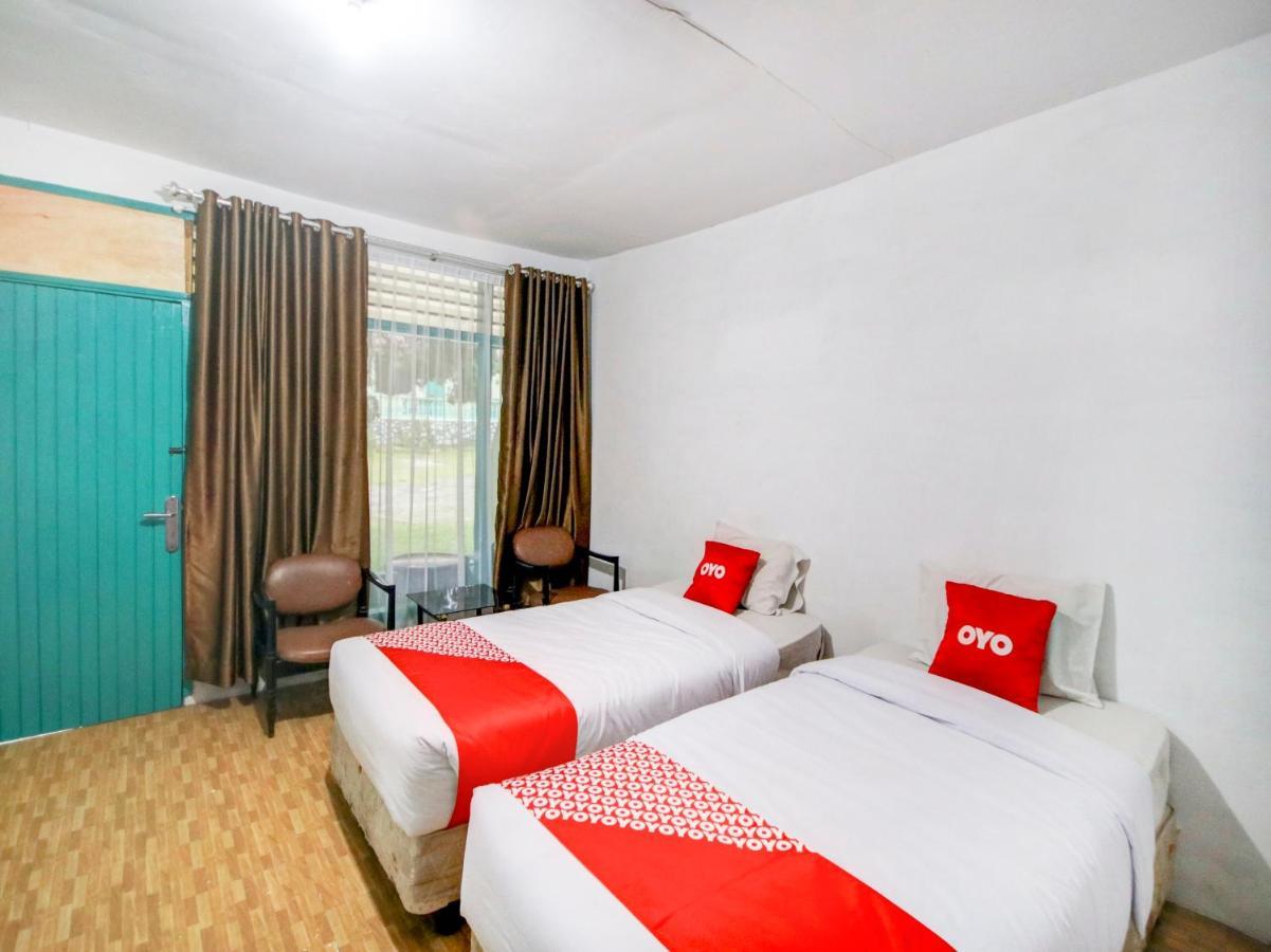 Oyo 2322 Dien Karona Hotel Berastagi Exteriör bild