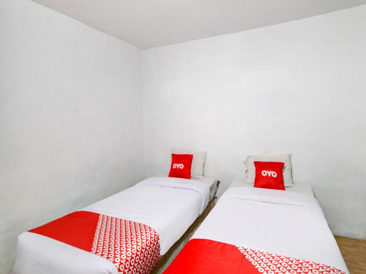 Oyo 2322 Dien Karona Hotel Berastagi Exteriör bild